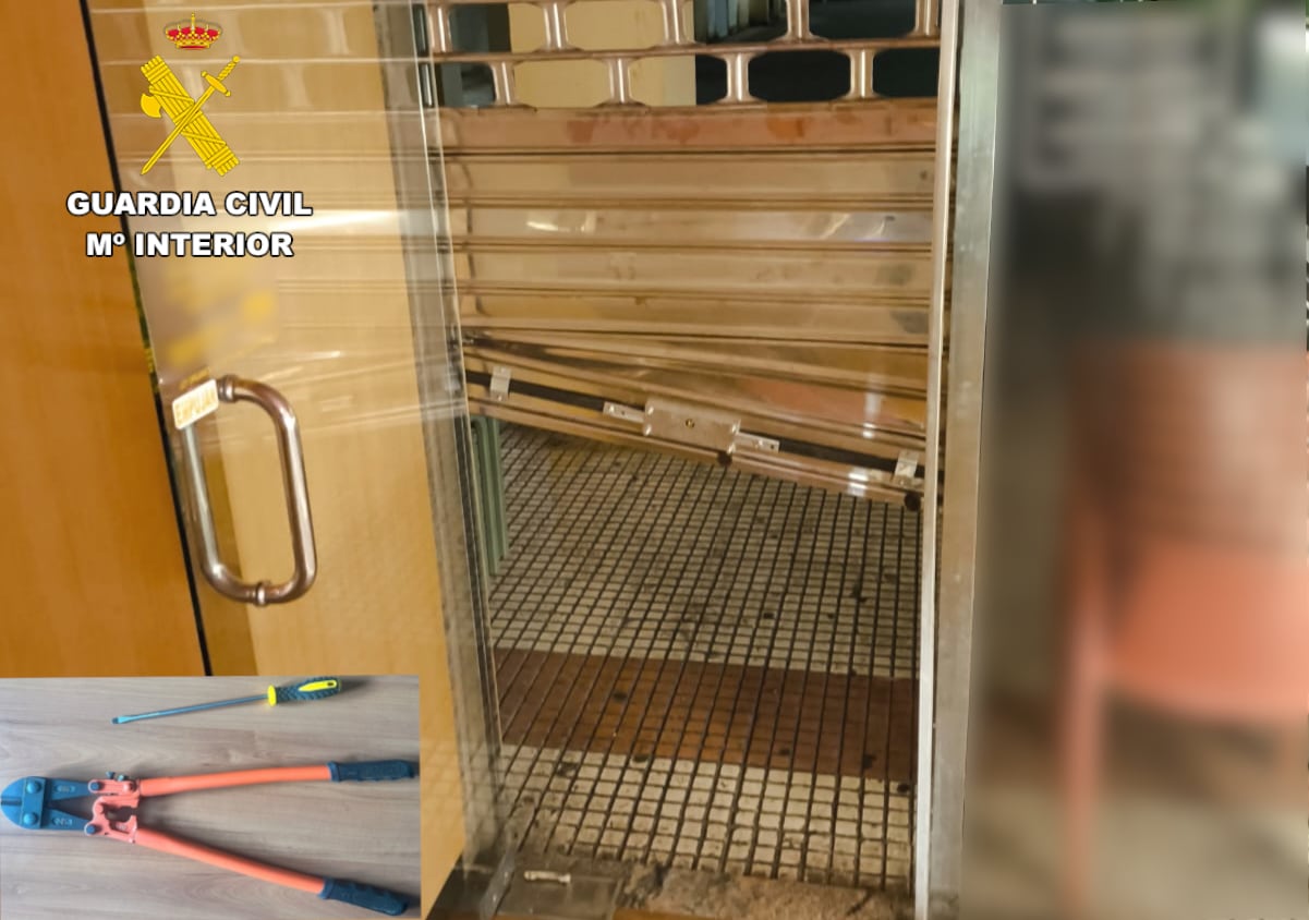 La Guardia Civil detiene a dos hombres huyendo con la caja registradora de un bar de Sarón