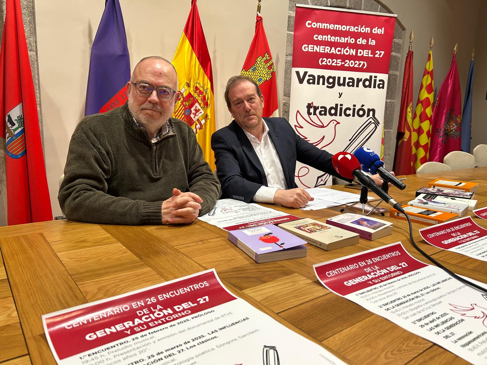 El concejal de Cultura, Ángel Sánchez (derecha) y Juan Carlos del Pozo en la presentación de los encuentros poéticos