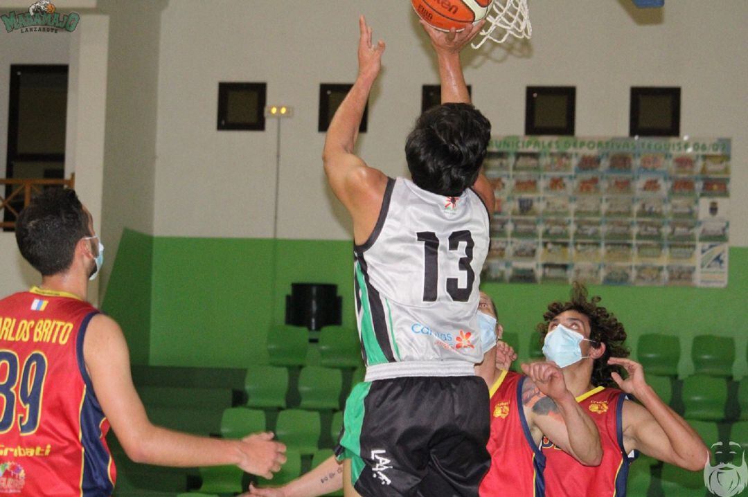 Lanzamiento a canasta del Maramajo.