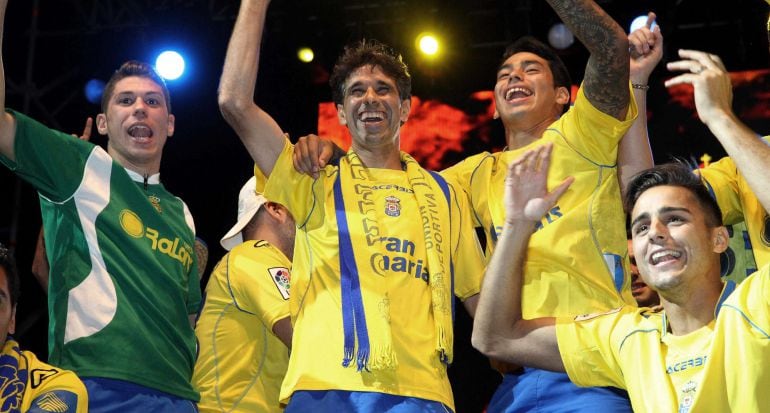 GRA006. LAS PALMAS DE GRAN CANARIA, 22/06/2015.- El jugador de la UD Las Palmas Juan Carlos Valerón (2i), celebra el ascenso a primera división con los aficionados en el parque Santa Catalina, donde se dieron cita miles de personas, después de que el equi