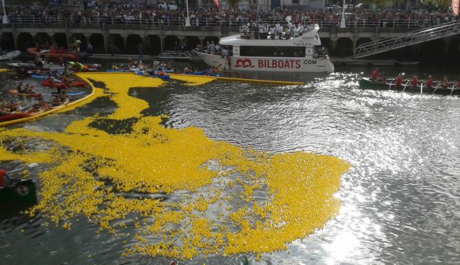 Cada patito ha sido comprado por un ciudadano mediante una donación de cinco euros y han agotado los 30.000 patitos que la organización tenía previstos.