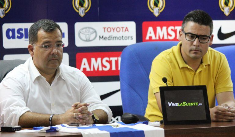 José Antonio Alcaraz junto al concejal de deportes de San Vicente en una rueda de prensa
