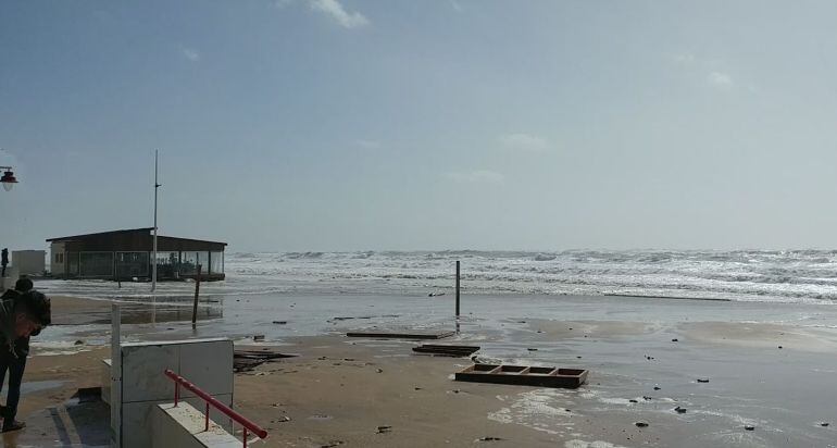 El chiringuito El Potito, al fondo, durante el temporal del 1 de marzo en Cádiz
