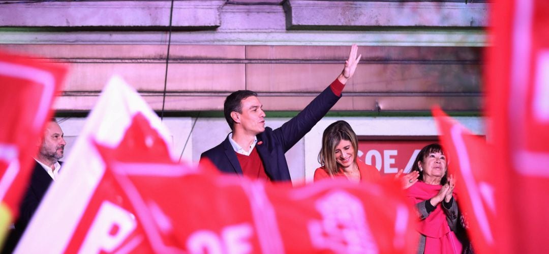 Pedro Sanchez saluda a los militantes y simpatizantes socialistas que celebraban la victoria en las Elecciones de este domingo.