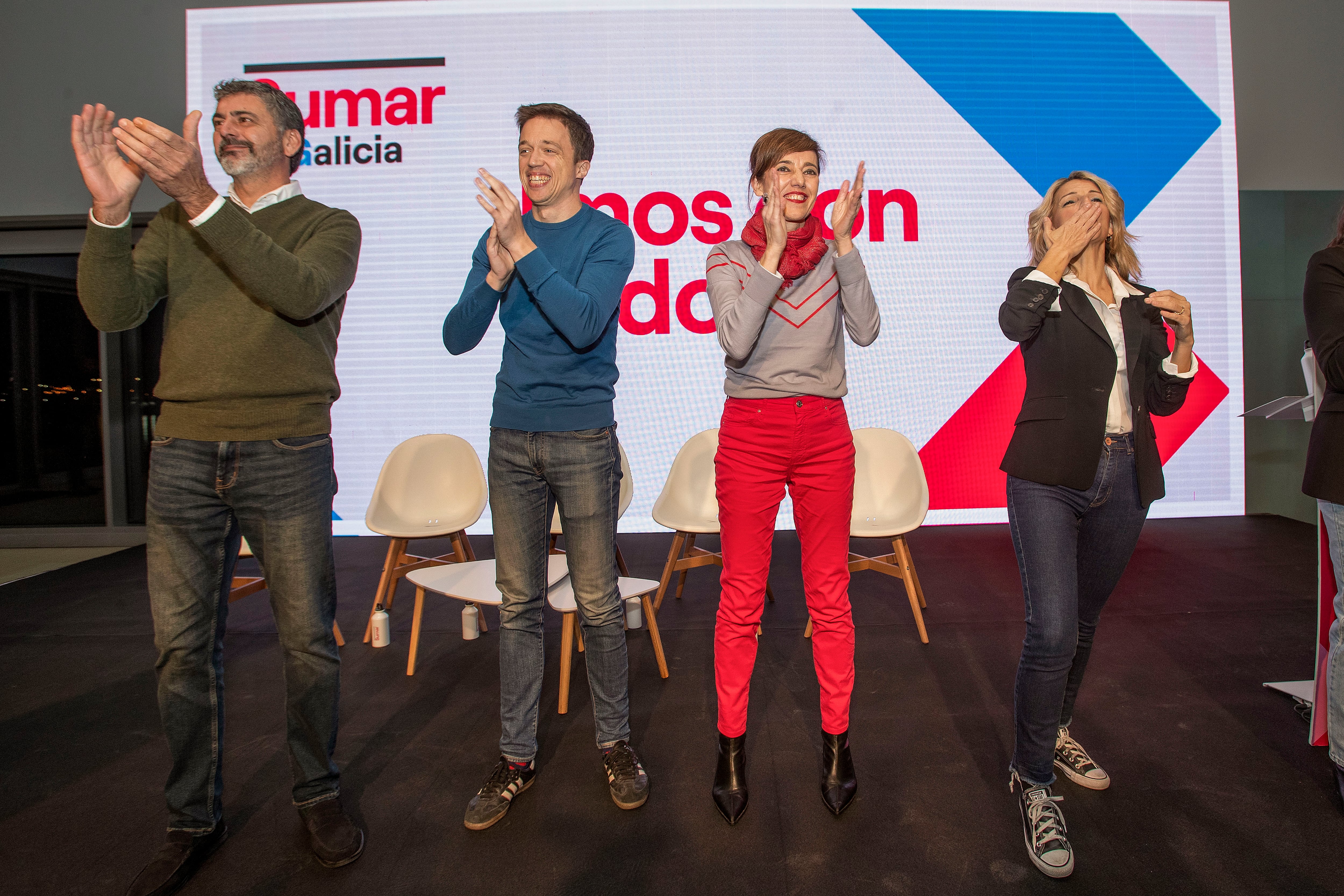 VIGO (PONTEVEDRA), 12/01/2024.- La secretaria general de Sumar, Yolanda Díaz; la candidata a la presidenta de la Xunta, Marta Lois (2-d); el presidente de Más País, Iñigo Errejón (2-i); el número uno por Pontevedra, Ramón Sarmiento (i), durante el mitin electoral de Sumar celebrado este viernes en Vigo. EFE/Salvador Sas
