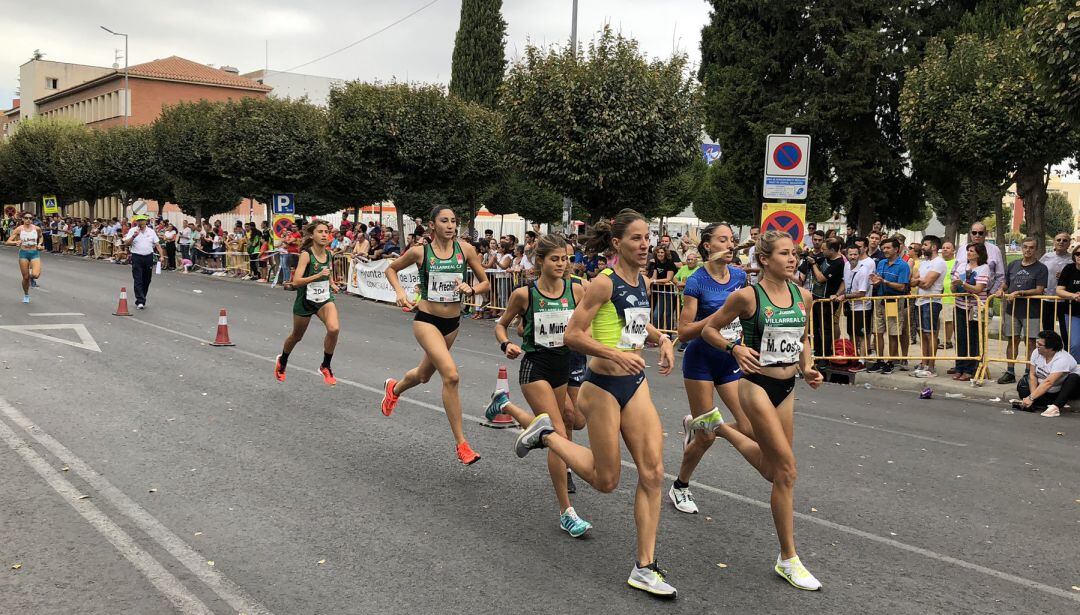 Atletas disputando la Milla Manuel Pancorbo en Jaén.