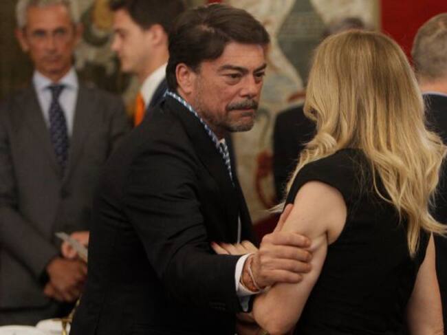 El concejal del PP, Luis Barcala, Luis Barcala, saluda a la candidata del PSPV-PSOE, Eva Montesinos, tras ser elegido como alcalde del ayuntamiento de Alicante