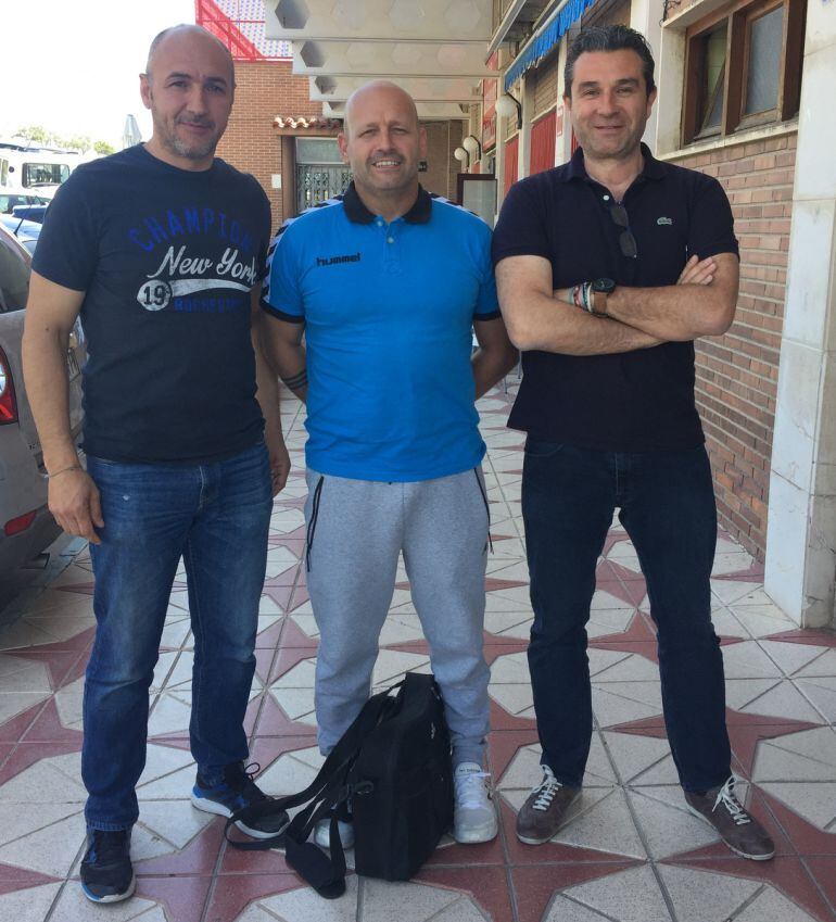 Fernando Latorre (C) recibe el respaldo de la directiva del Bm. Elda - C.E.E.