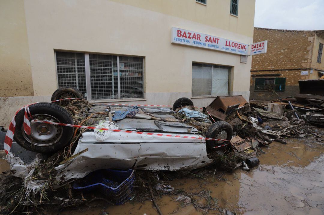 Coche volcado tras la lluvia en Sant Llorenç