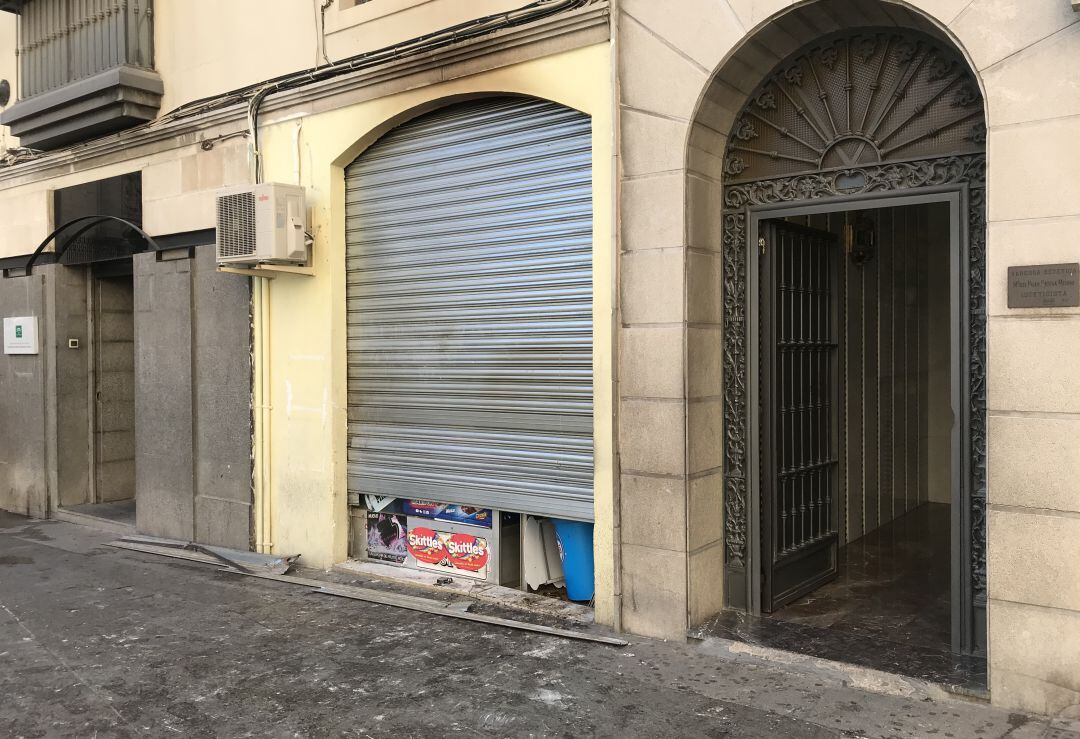 Tienda afectada por el humo durante esta madrugada.