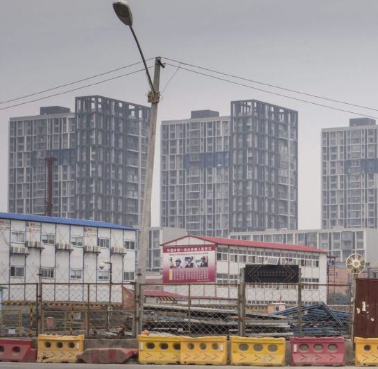 Vista de obras de construcción en un nuevo suburbio en el que se adelantan proyectos de vivienda a gran en Pekín (China). EFE/Archivo