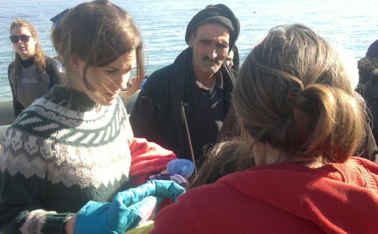 La llegada diaria de refugiados hasta las costas de Lesbos obliga a los voluntarios a actuar con rapidez para suministrar ropa limpia y seca