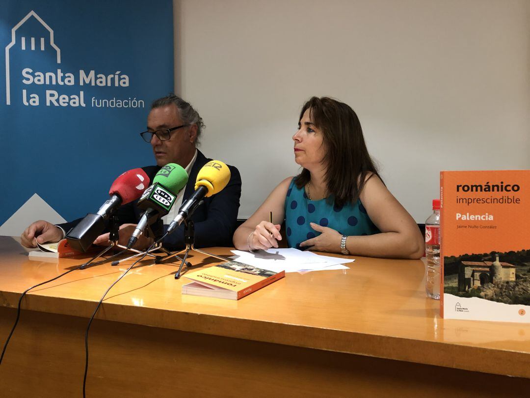 El autor del libro, Jaime Nuño, junto a la directora de la Biblioteca Pública de Palencia, María José Sánchez