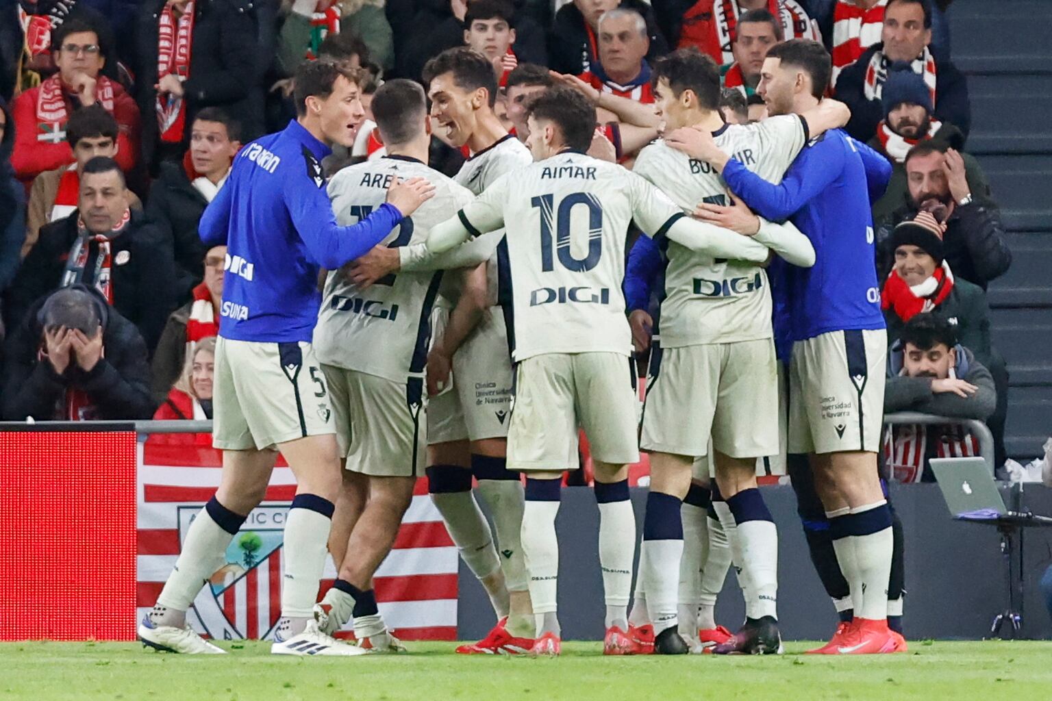 BILBAO, 16/01/2025.- Los jugadores de Osasuna celebran su tercer gol durante el partido de octavos de final de la Copa del Rey de fútbol entre Athletic y Osasuna que se disputa este jueves en San Mamés. EFE/ Miguel Tona