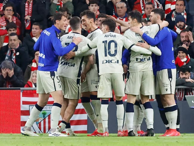 Los jugadores de Osasuna celebran la victoria en su última visita a San Mamés la temporada pasada en Copa del Rey