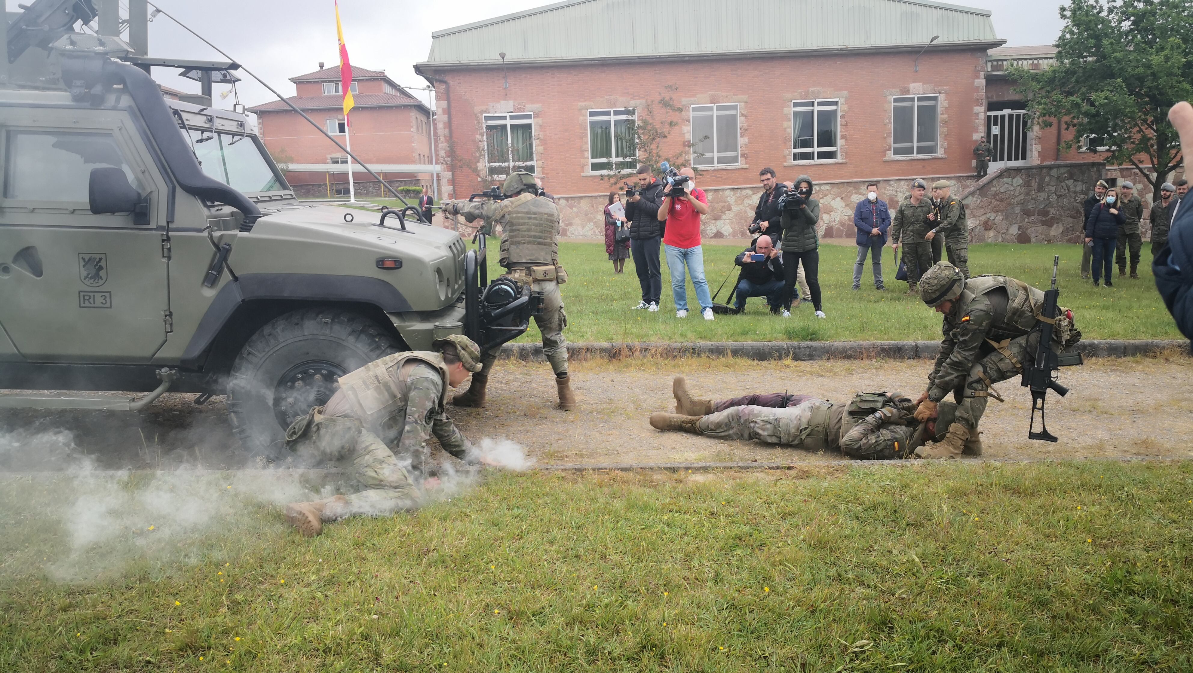 Miembros del Regimiento Príncipe nº3 del Acuartelamiento Cabo Noval, simulan una situación de combate.