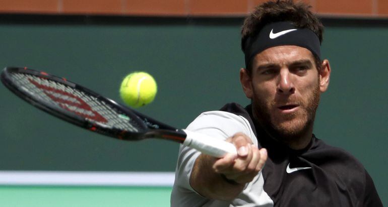 Del Potro prepara un golpe durante su partido frente a Leo Messi