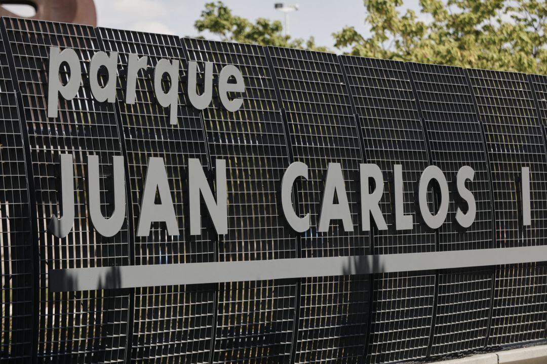 Letrero en la entrada al madrileño parque al que el rey emérito, padre de Felipe VI, le da nombre, el Parque Juan Carlos I, en Madrid.