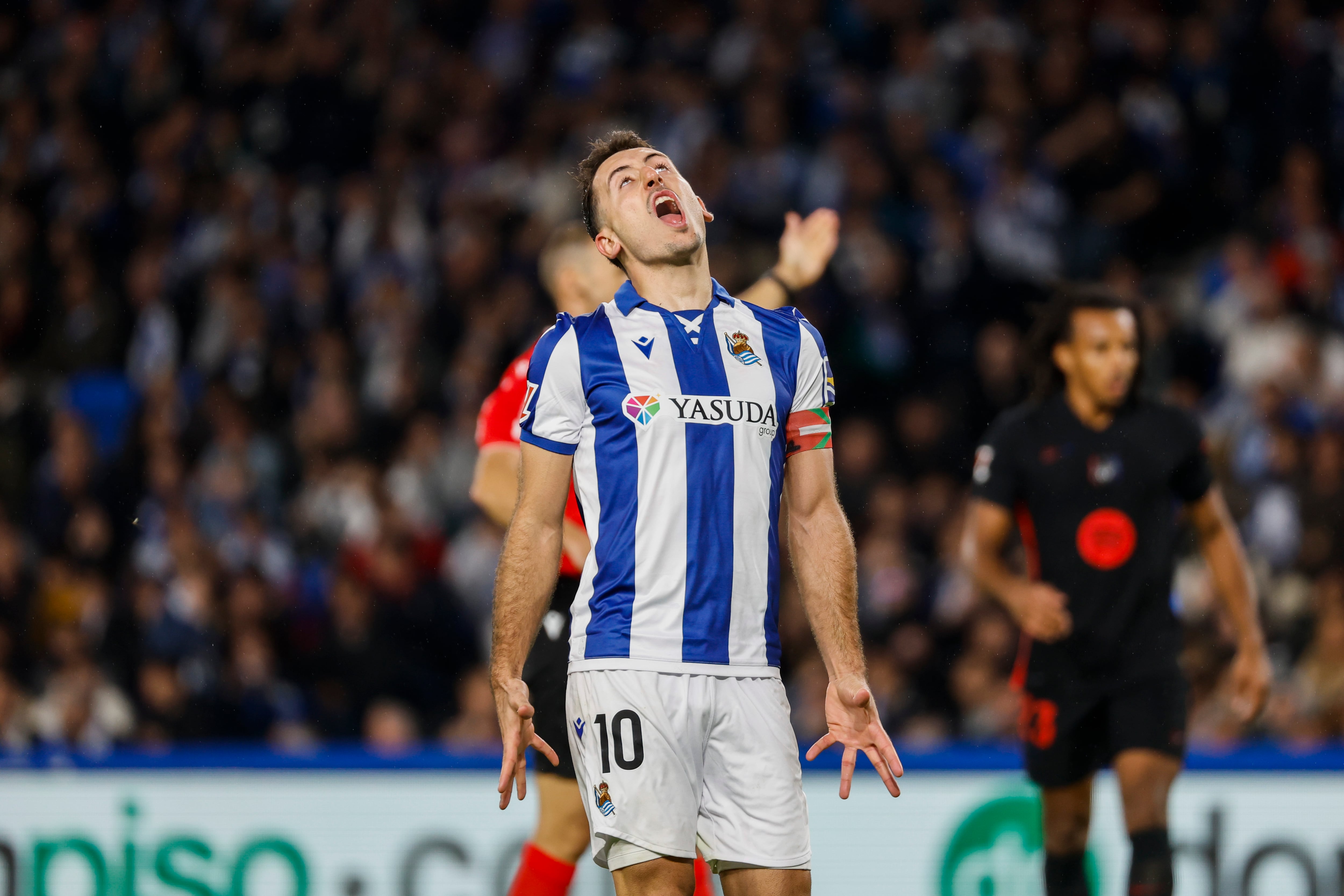 SAN SEBASTIÁN, 10/11/2024.- El delantero de la Real Sociedad Mikel Oyarzabal durante el partido de LaLiga entre la Real Sociedad y el Barcelona, este domingo en el Reale Arena. EFE/ Juan Herrero
