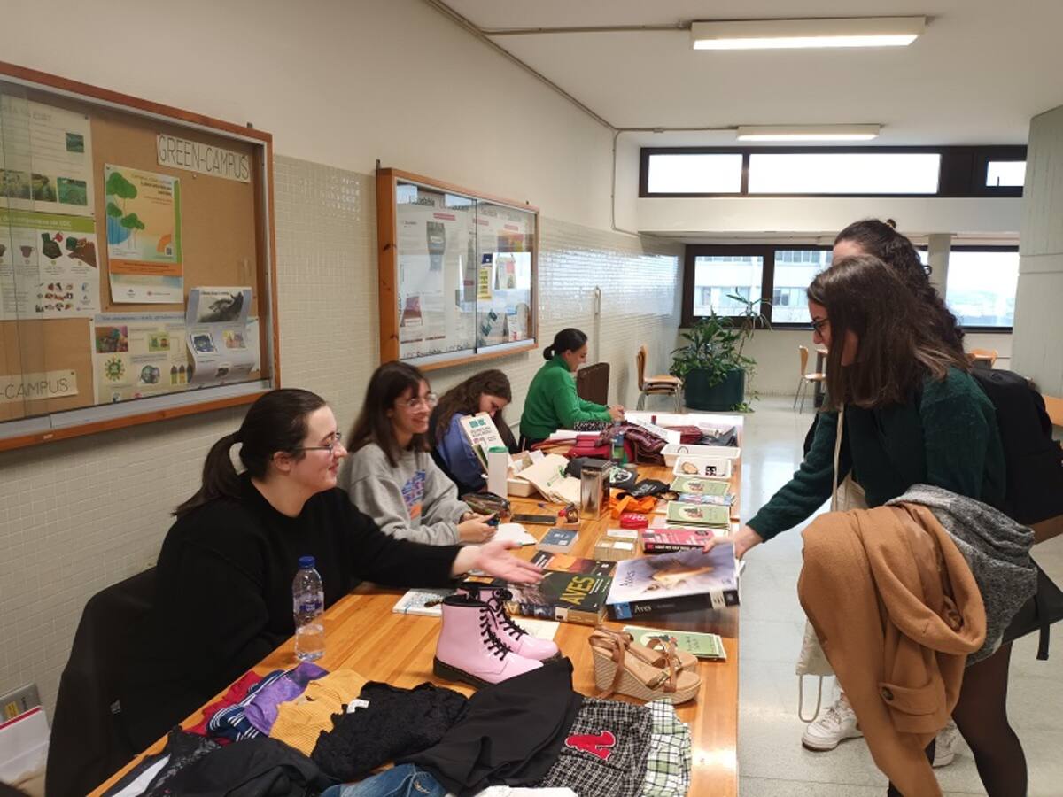 Los alumnos de la UDC organizan un mercadillo de trueque