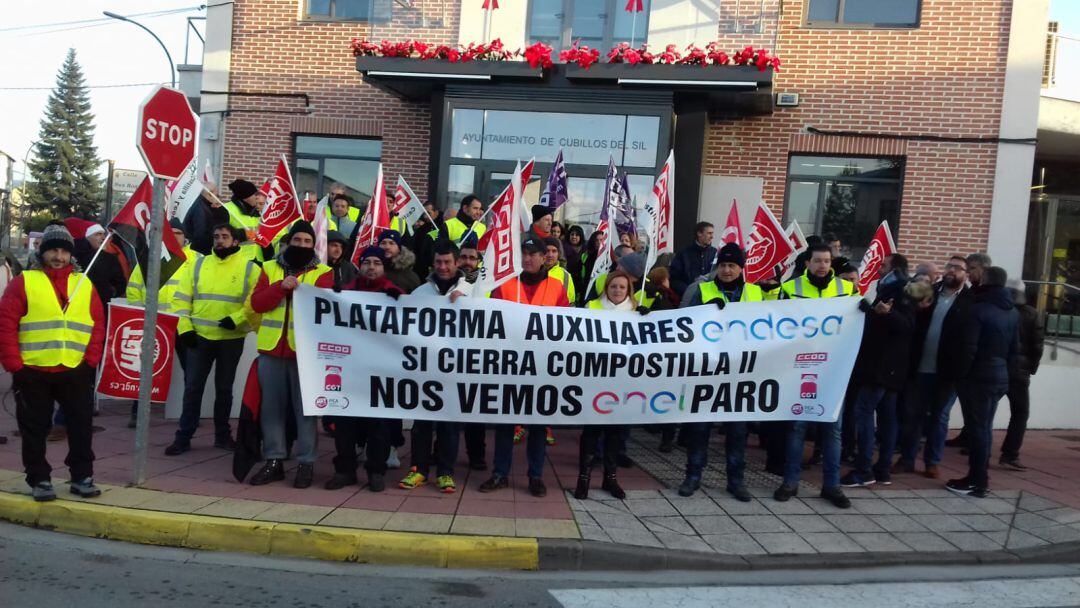 Los trabajadores de las auxiliares a las puertas del consistorio