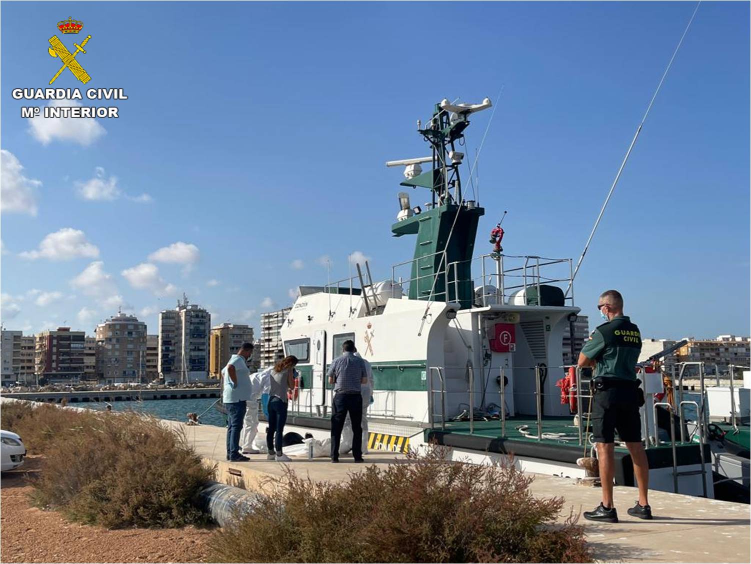 La Guardia Civil tras el rescate de un cuerpo en el mar