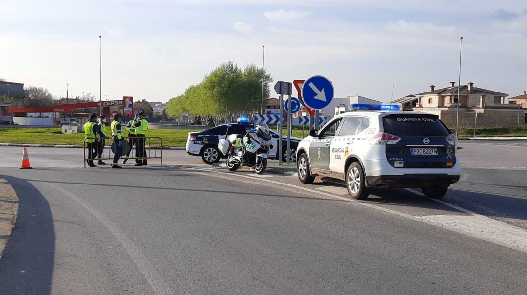 Archivo - La Guardia Civil controla el acceso a una localidad cerrada por coronavirus