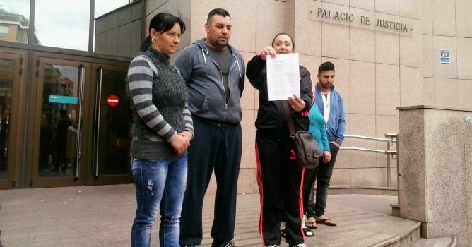 Varios de los afectados sostienen la denuncia interpuesta en el palacio de Justicia de Barakaldo contra el alcalde de Sestao