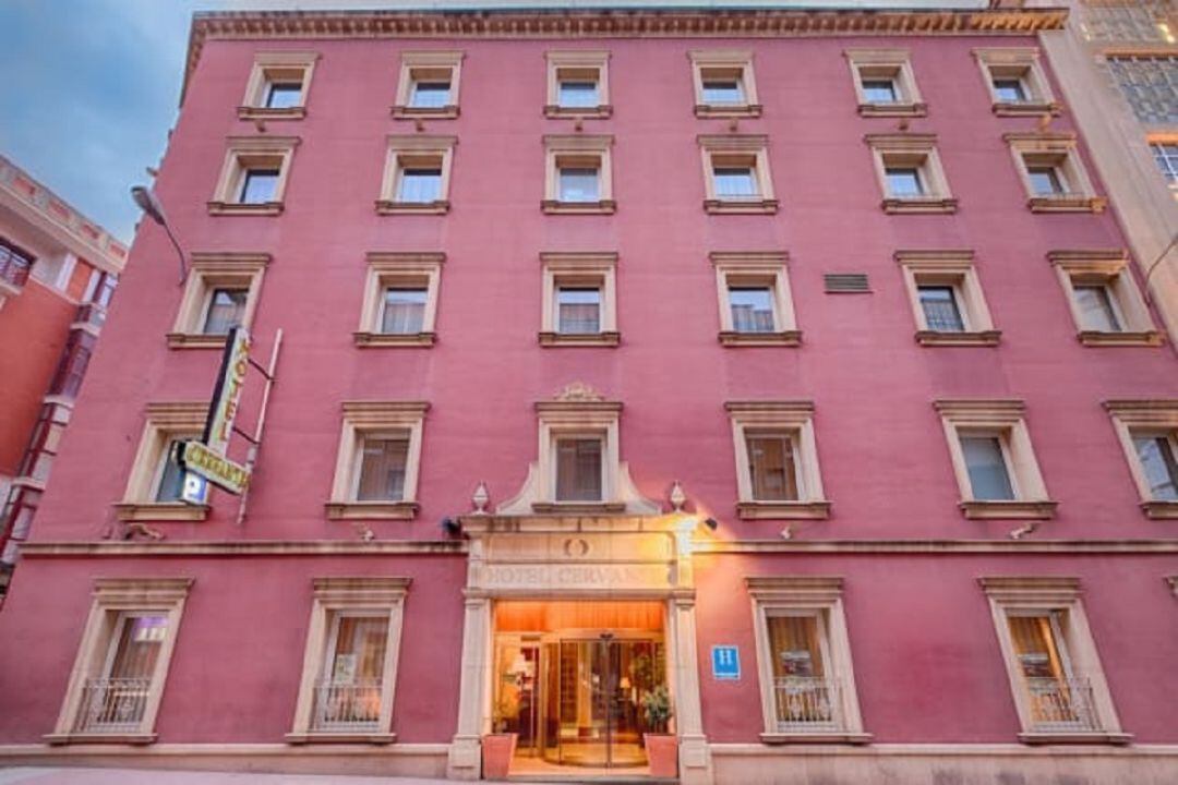 Fachada del Hotel Cervantes en Linares.