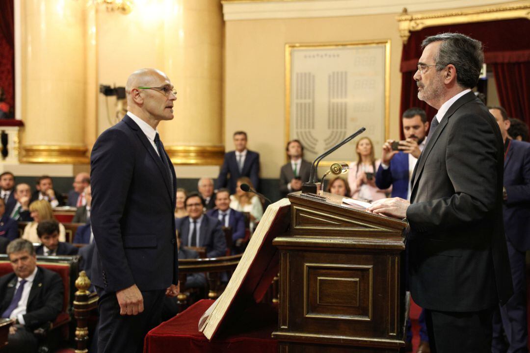 El exconsejero de Asuntos Exteriores de la Generalitat y preso independentista Raül Romeva (ERC), frente al nuevo presidente del Senado, Manuel Cruz (PSOE),  durante la constitución de la XIII Legislatura del Senado.