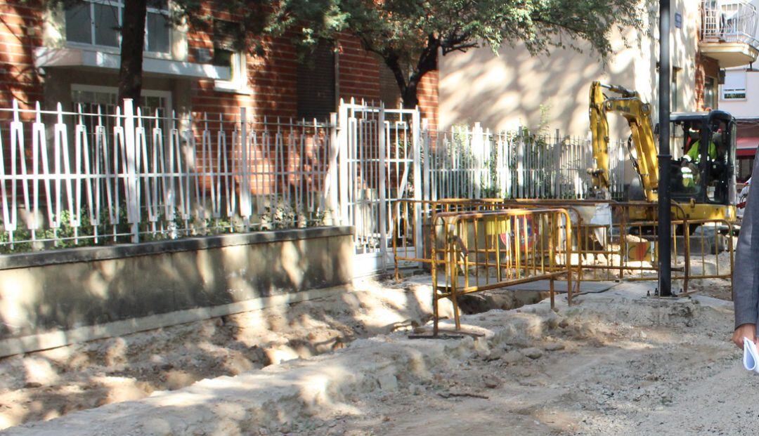 El Paseo Simón Abril está ocupado, por obras