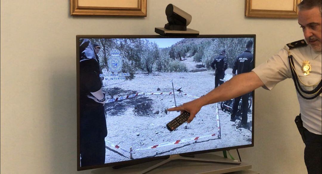 Un responsable policial enseña el vídeo del olivar en el que encontraron el cadáver.