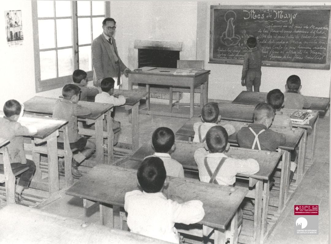 Escuela rural en un pueblo de colonización de la provincia de Ciudad Real entre 1950 y 1960