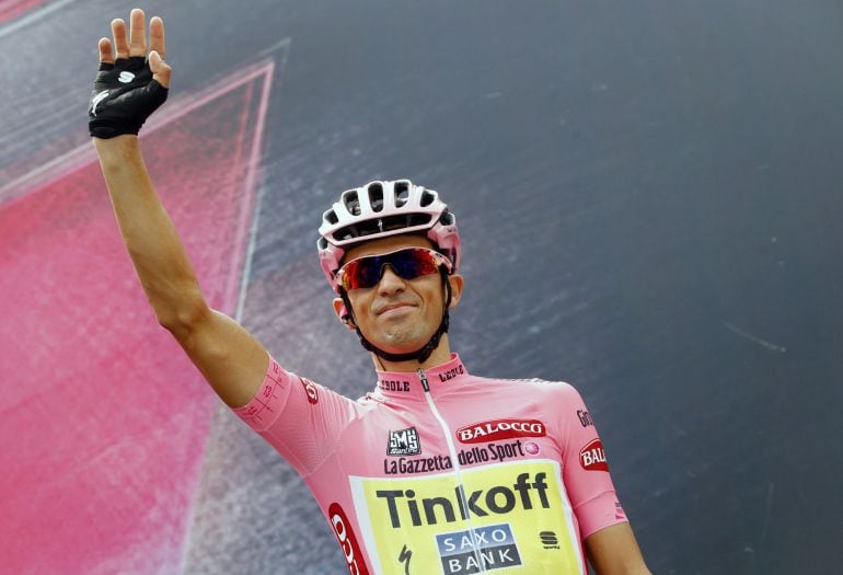 Spanish cyclist and Pink Jersey wearer Alberto Contador, of the Tinkoff Saxo team,  waves to the crowd in Turin on May 31, 2015 before the start of the last stage of the 98th Giro d&#039;Italia, Tour of Italy, cycling race, 178 kms between Turin and Milan.    