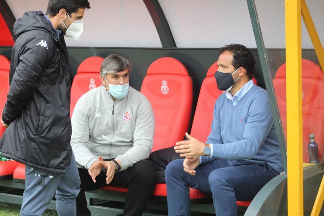 Ramón, junto a su cuerpo técnico, en el banquillo del Reino de León al que regresó como primer entrenador