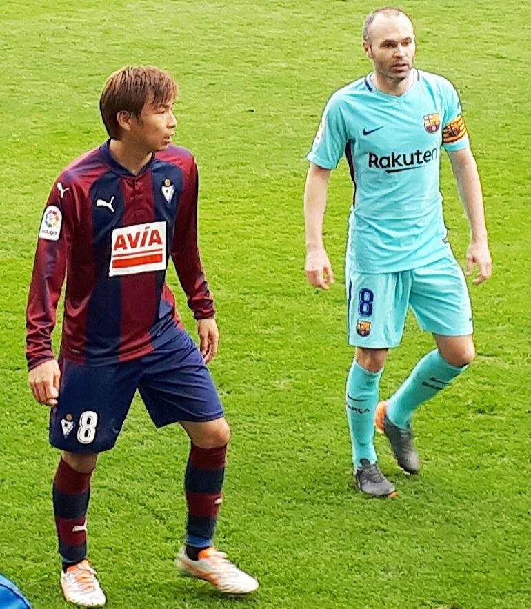 Inui e Iniesta, en el transcurso del partido entre la Sociedad Deportiva Eibar y el Fútbol Club Barcelona del pasado 17 de febrero
