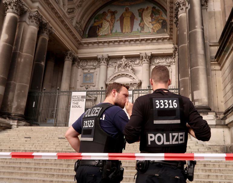 La policía acordona una catedral de Berlín donde se ha producido un tiroteo con dos heridos. 