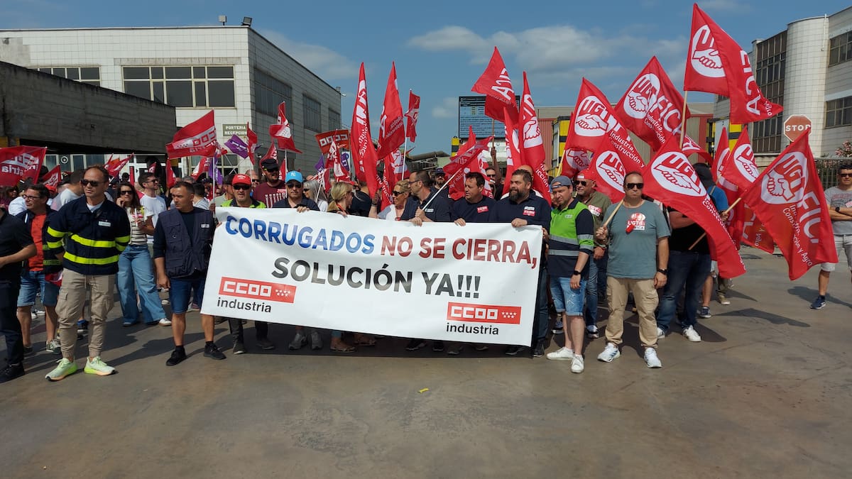 José Lagos, presidente del Comité de Empresa, y Eduardo Antón, responsable de Industria en CCOO Madrid, repasan los motivos de manifestación en Gorrugados Getafe
