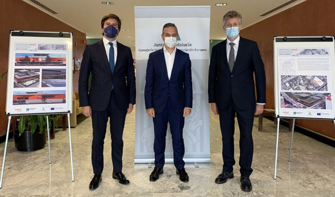 El consejero de Hacienda y Financiación Europea, Juan Bravo, ha asistido al acto de firma de la operación, que ha sido formalizada por Víctor Macías, socio de GED Infrastructure, y Óscar Martínez Tejada, director general de Enjoy Wellness.