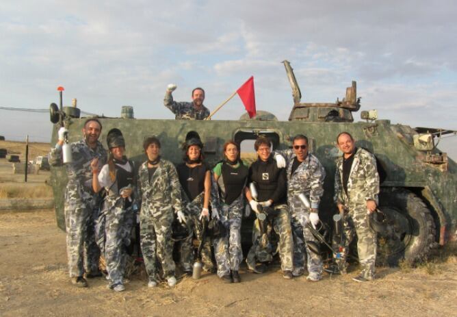 El equipo de 'A Vivir Madrid' tras la batalla de paintball