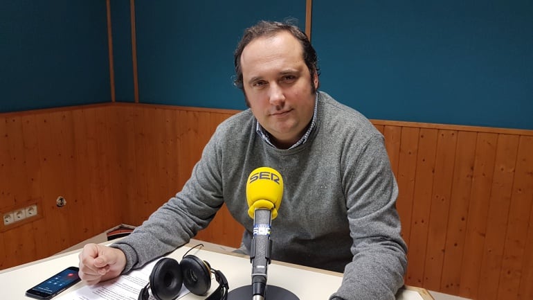 Pedro Pérez durante la entrevista en un estudio de Radio Santander