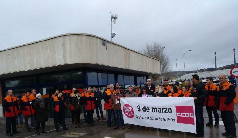 Paros en Repsol Puertollano con motivo del Día Internacional de la Mujer