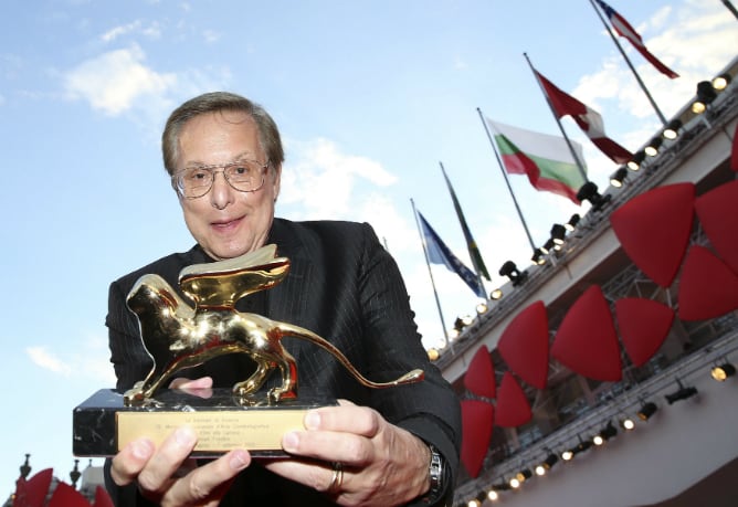 El director William Friedkin sostiene el premio a la Trayectoria León de Oro durante el festival de Venecia