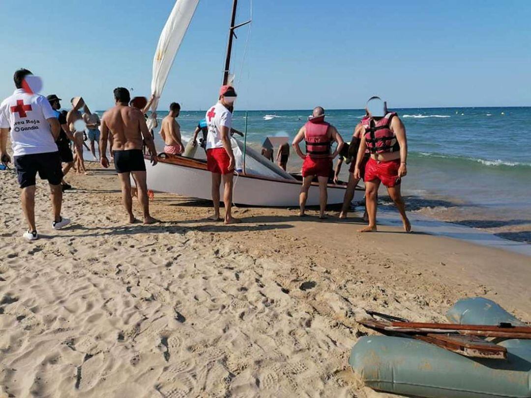 Una de las intervenciones de rescate de la Cruz Roja Gandia este verano