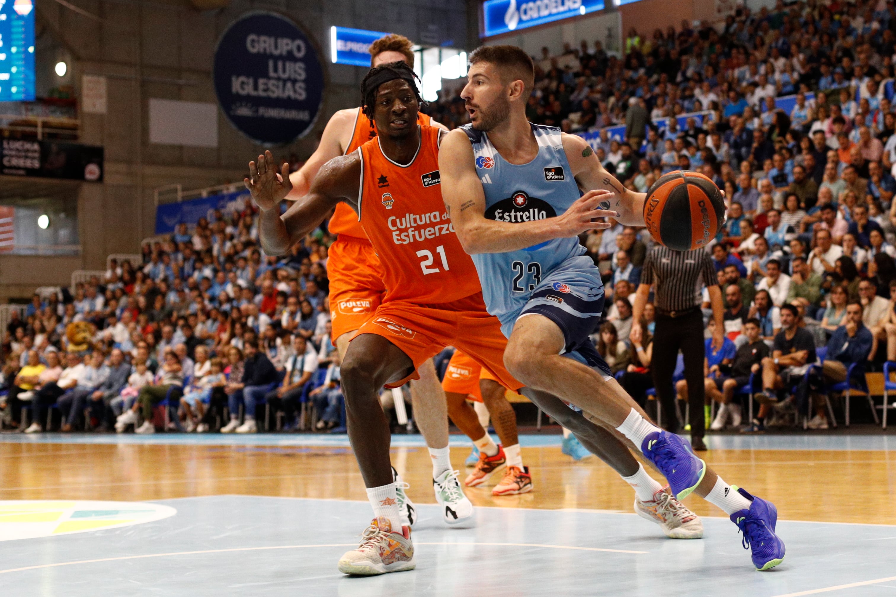 LUGO, 15/10/2023.- El pívot senegalés del Valencia Basket Boubacar Toure (i) defiende a Erik Quintela (d), escolta español del Breogán, durante el partido de la Liga Endesa entre el CB Breogán y el Valencia Basket, este domingo en Lugo. EFE/ Eliseo Trigo
