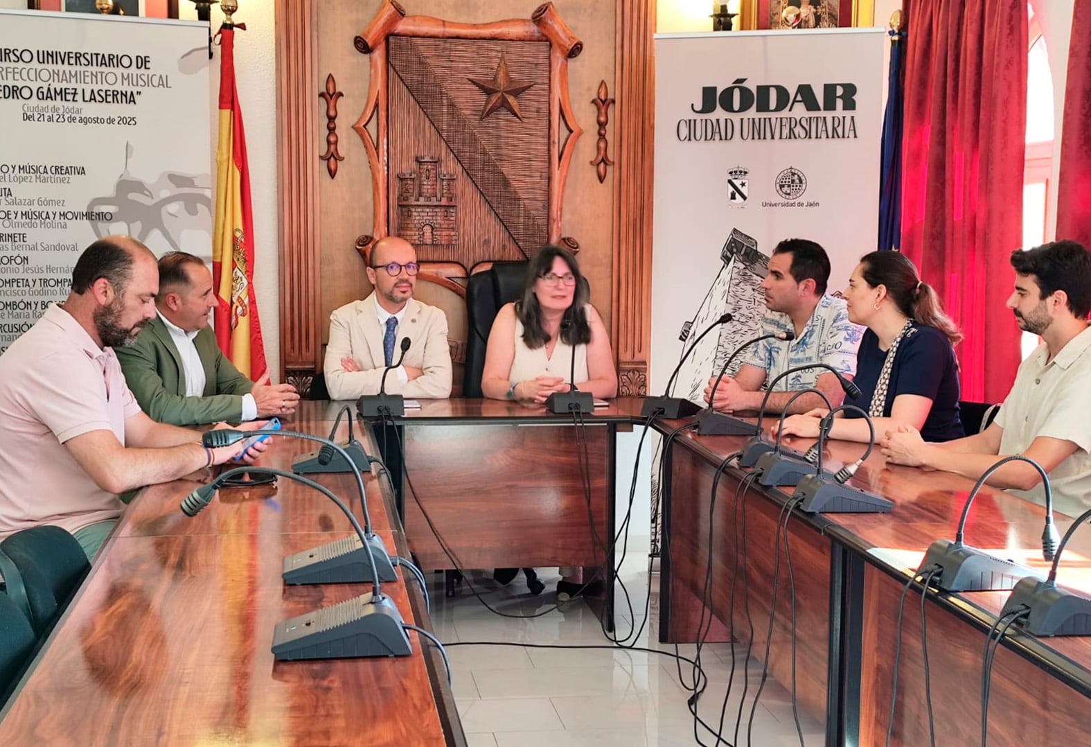 Momento de la presentación del I Curso de Perfeccionamiento Musical 'Pedro Gámez Laserna' de la UJA, en el Salón de Plenos del Ayuntamiento de Jódar