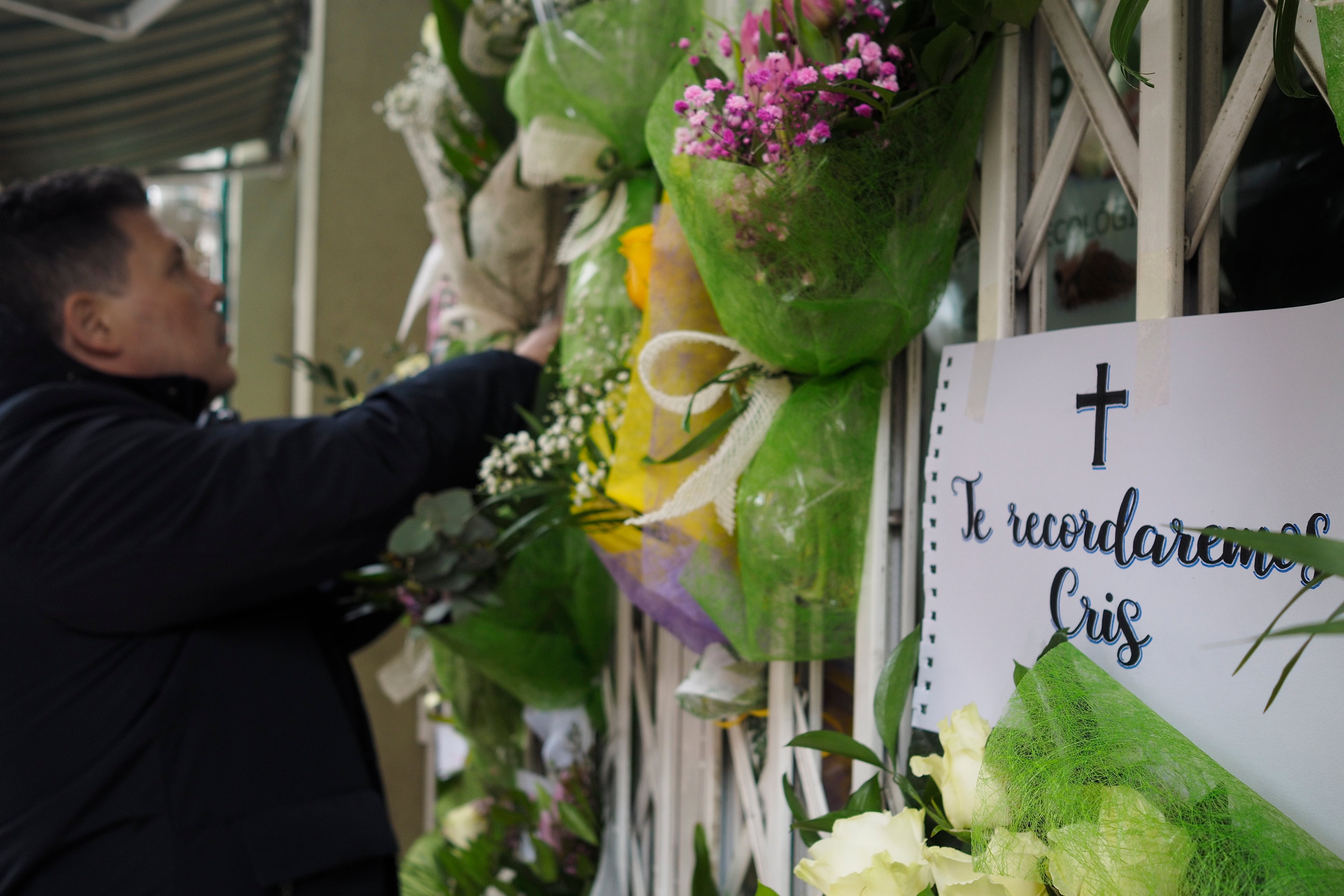 GRAF9027. LUGO, 29/11/2022.- Vecinos de la ciudad de Lugo dejan ramos de flores, mensajes escritos y velas encendidas en la puerta de la tienda de agricultura ecológica A despensa do avó Francisco que regentaba Cristina Cabo Buján, la mujer de 42 años asesinada a cuchilladas en su domicilio, en la Rúa Quiroga. EFE/ Eliseo Trigo
