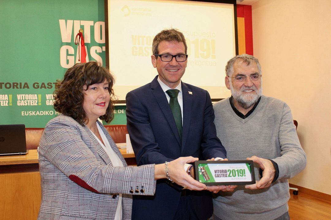 El alcalde de Vitoria, Gorka Urtaran, durante la presentación de los presupuestos, flanqueado por los tenientes de alcalde Peio López de Munain e Itziar Gonzalo