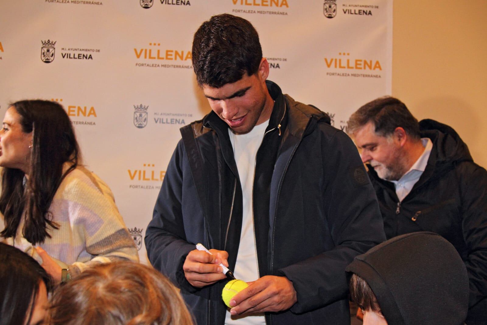 Alcaraz firmando autógrafos a los niños y niñas presentes