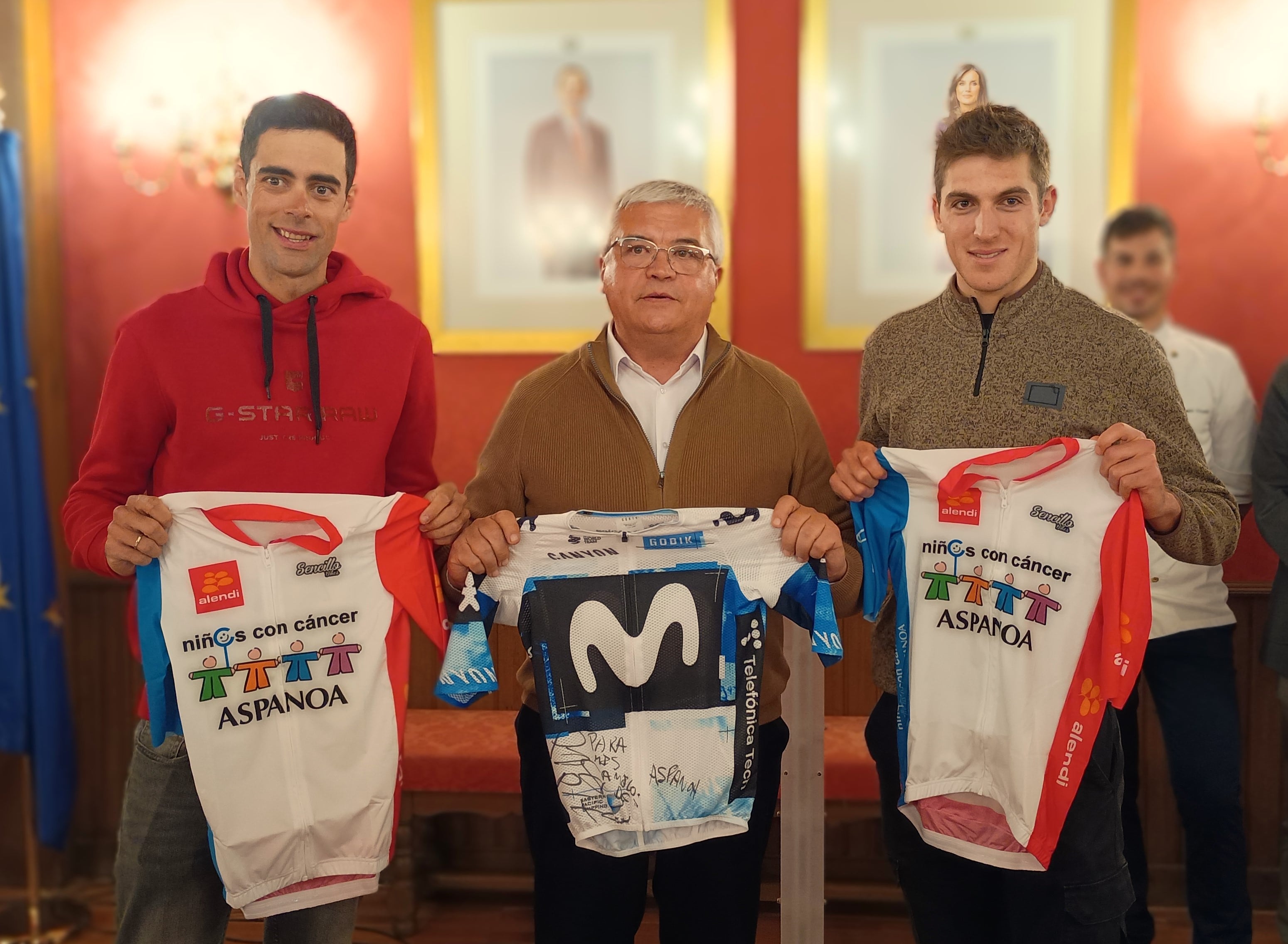 Los ciclistas de Movistar Arcas, Acin (gerente Aspanoa) y Castrillo